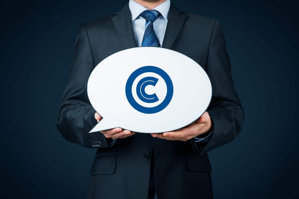 Ophavsret mand holder symbol på copyright i hænderne