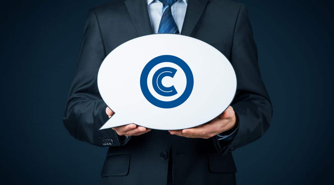 Ophavsret mand holder symbol på copyright i hænderne